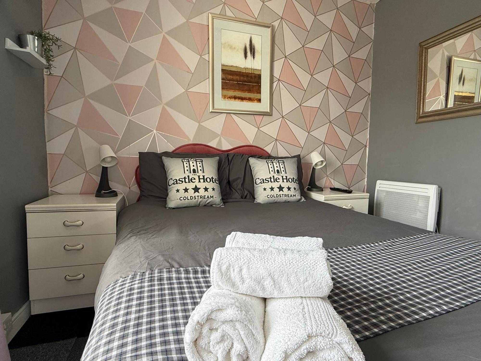 Self Check In Room Accommodation Only The Castle, Coldstream Exterior photo